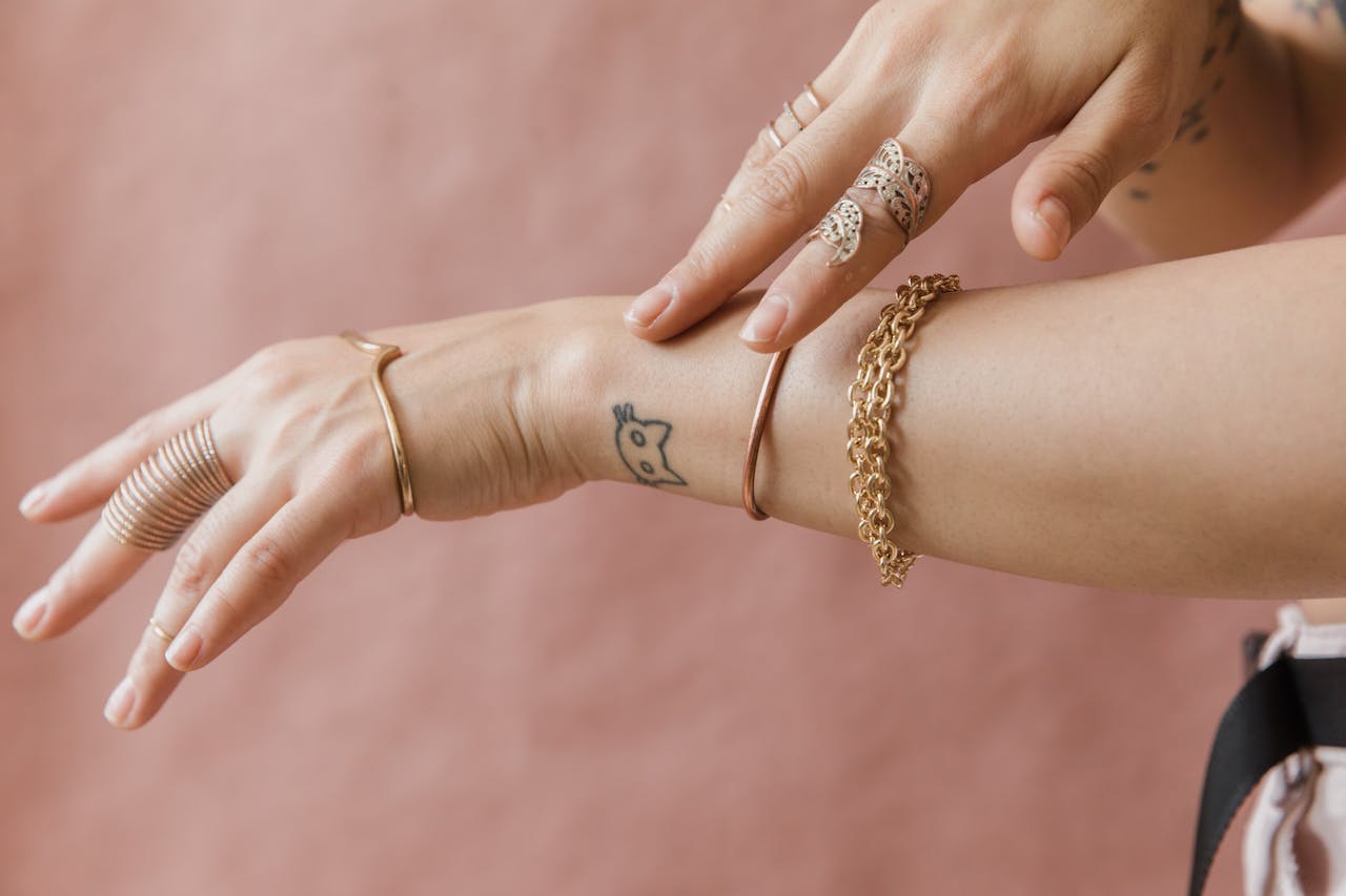 Betekenisvolle sieraden: van zilveren kettingen tot babynamen op een armban
